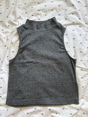 Grey ribbed crop tank